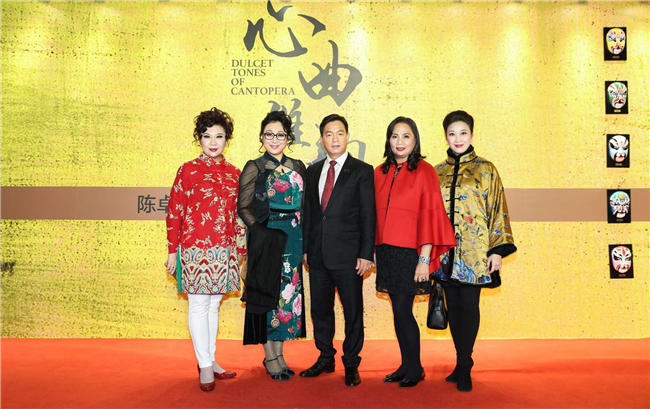 从左至右：中国戏剧梅花奖得主曾慧，国家一级演员陈韵红，陈卓林陆倩芳伉俪，广东省戏剧家协会第十届副主席蒋文端
